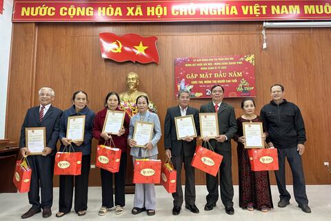 THỊ TRẤN ĐĂK MIL TỔ CHỨC LỄ CHÚC THỌ - MỪNG THỌ NGƯỜI CAO TUỔI NHÂN DỊP ĐẦU XUÂN NĂM MỚI