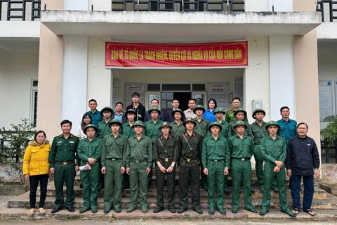 THỊ TRẤN ĐĂK MIL GẶP MẶT, TẶNG QUÀ CÔNG DÂN NHẬP NGŨ NĂM 2025