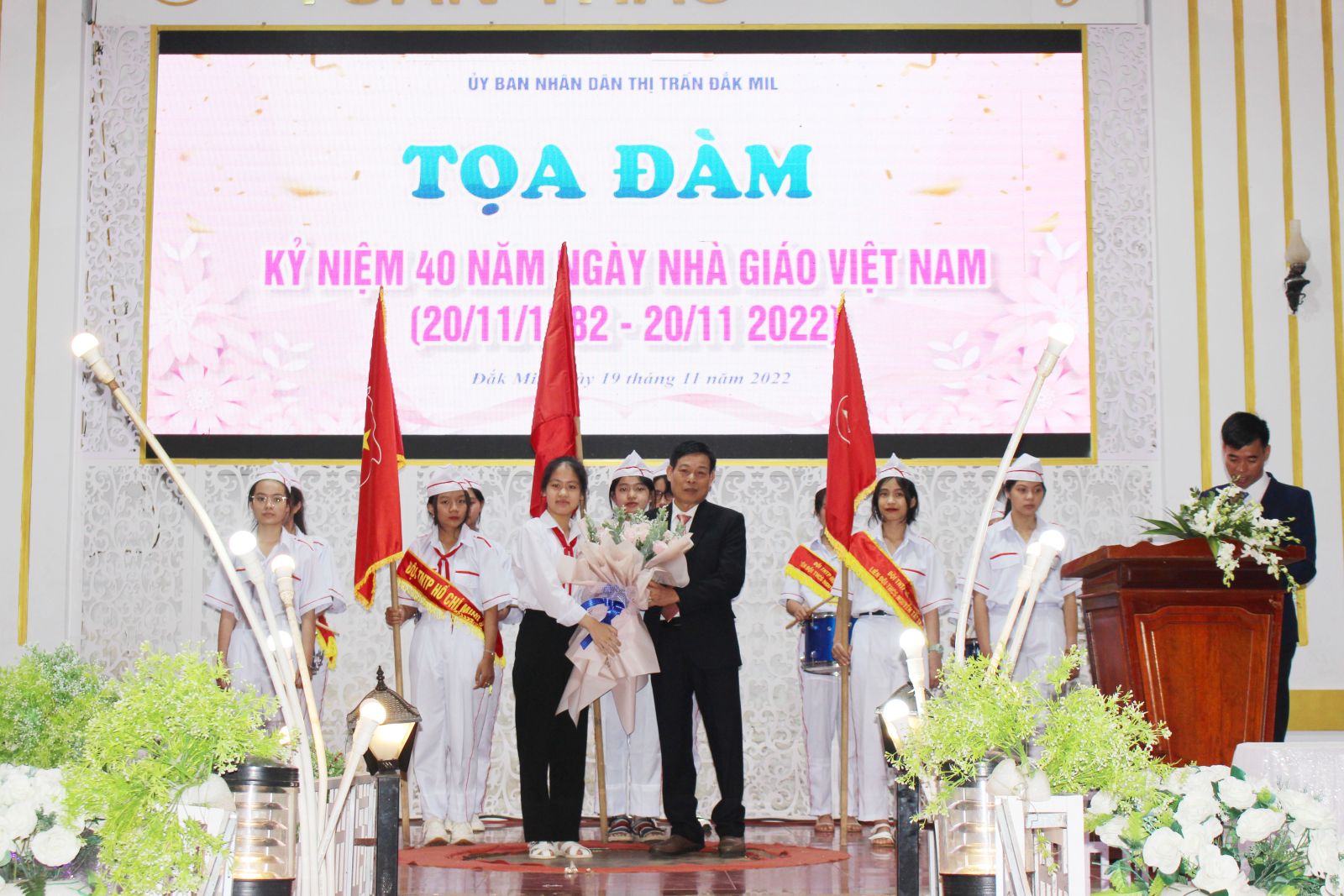 Đội Thiếu niên tiền phong Hồ Chí MInh trường THCS Nguyễn Tất Thành đại diện cho các em học sinh đến chúc mừng  quý thầy cô.